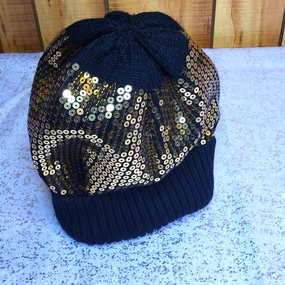 Sequence black cable knit hat - Picture 2 of 3